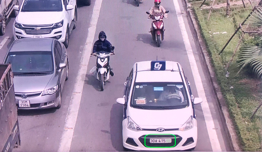 CSGT Hà Nội cho biết, trong 6 tháng qua đã chuyển Cục Đăng kiểm hàng trăm trường hợp vi phạm luật giao thông qua hình ảnh camera. Trong ảnh, xe vi phạm trên làn đường BRT. Ảnh: Trọng Đảng 