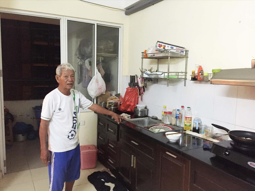 Ông Hoàng Danh Ti trong căn hộ tạm cư.      Ảnh: P.V