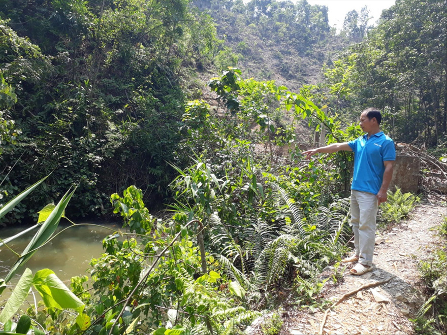 Anh Toản bên bờ ao mà con trai mình bị chết một cách tức tưởi 