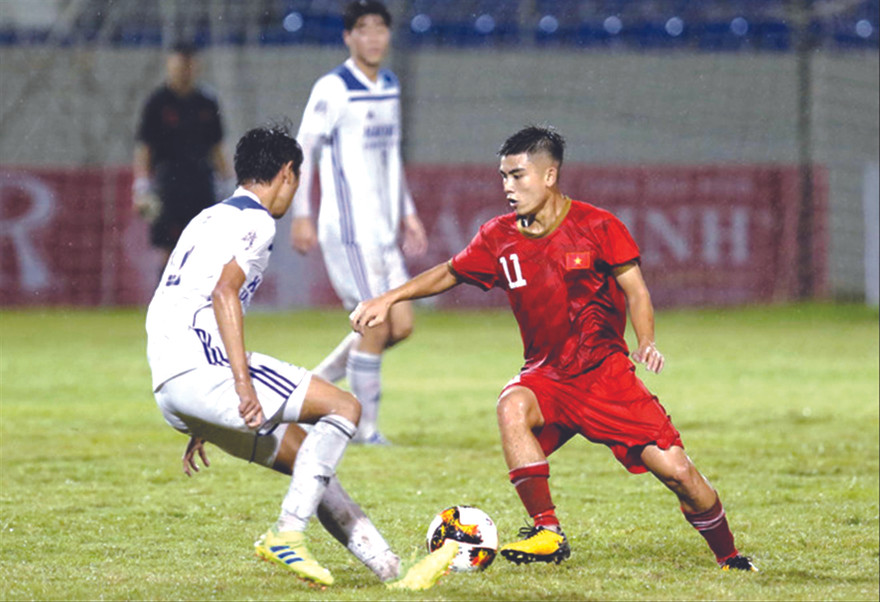 Tiền vệ Trần Văn Bửu (phải) được HLV Dương Hồng Sơn tiến cử cho HLV Park Hang Seo 