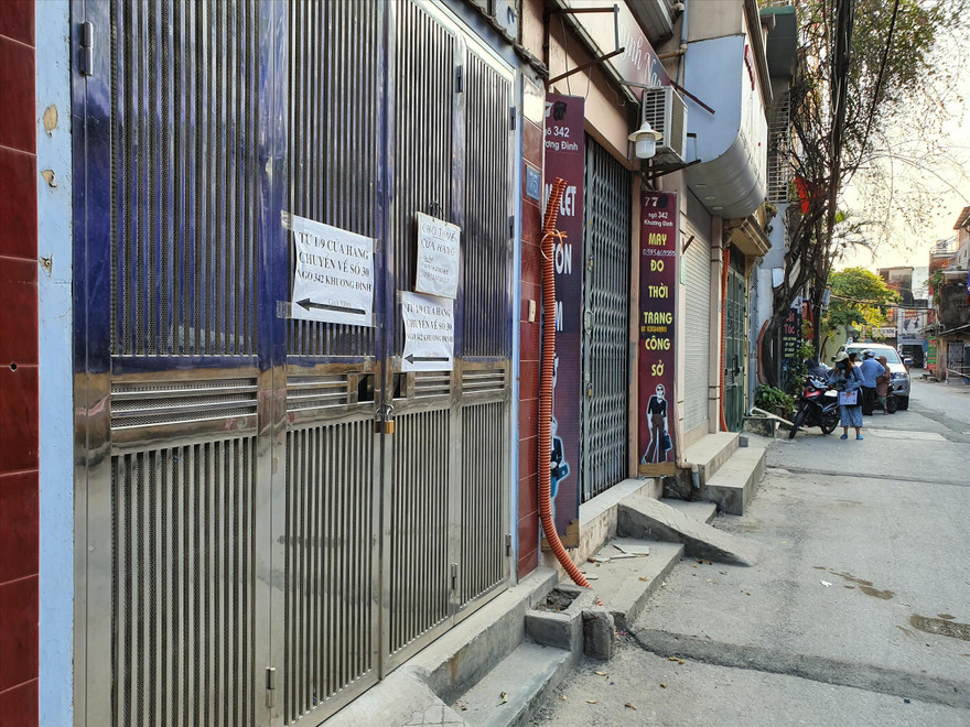 Nhà khóa cửa, thông báo chuyển địa điểm 