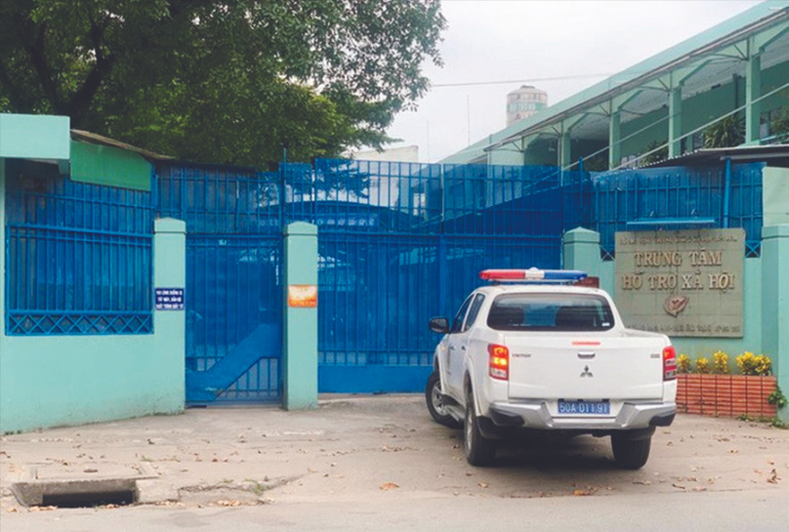 Trung tâm Hỗ trợ xã hội TPHCM luôn “kín cổng cao tường” nên người dân xung quanh rất khó biết những gì đang diễn ra bên trong. ảnh: H.T 