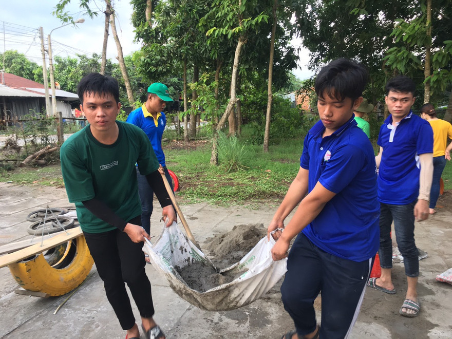 Chiến sỹ tình nguyện trường ĐH Nam Cần Thơ làm sân chơi cho trẻ em Ảnh: PV