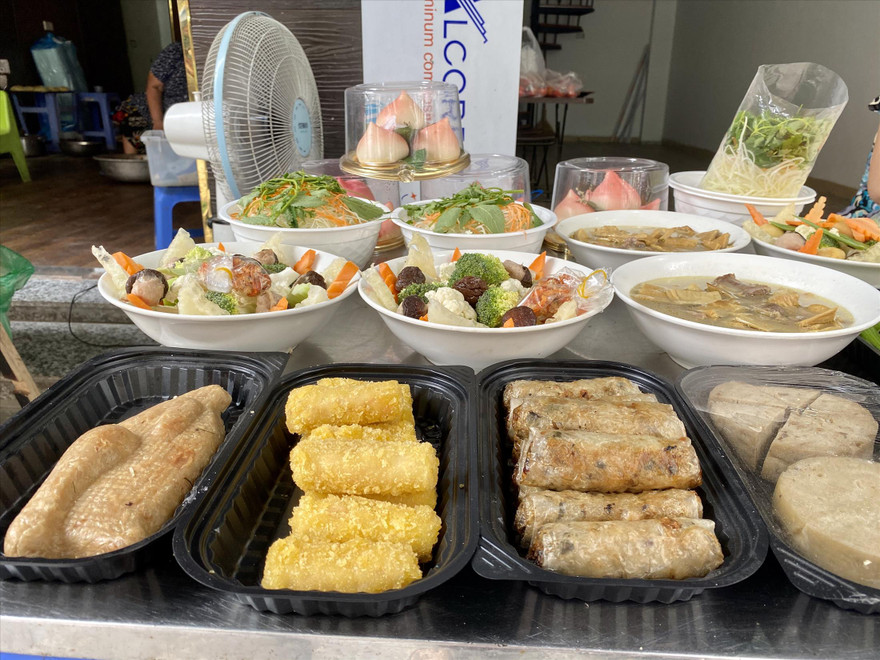 Nem chay, canh củ quả và nộm chay bày bán trên vỉa hè chợ Hàng Bè, Hà Nội 