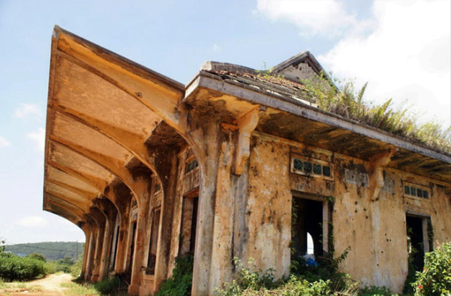 Nhà ga bị bỏ hoang