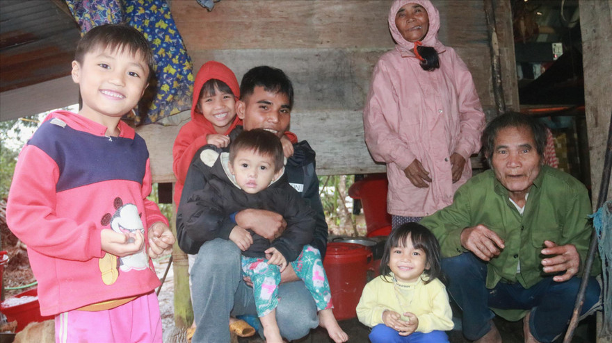 Người dân nóc Tắk Lang (thôn 1, xã Trà Don, Nam Trà My) nương tựa sẻ chia cùng nhau vượt qua khó khăn. Ảnh: Nguyễn Thành 