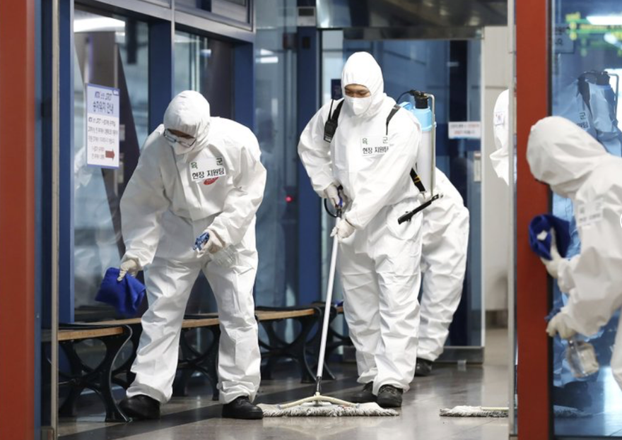 Binh lính Hàn Quốc khử trùng khu vực nhà ga ở Daejeon ngày 25/6ảnh: AP