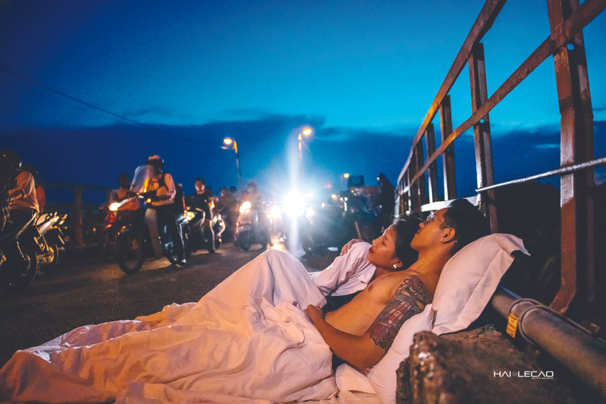 Vô tư yêu nhau bên cầu Long Biên Ảnh: Hải lê cao