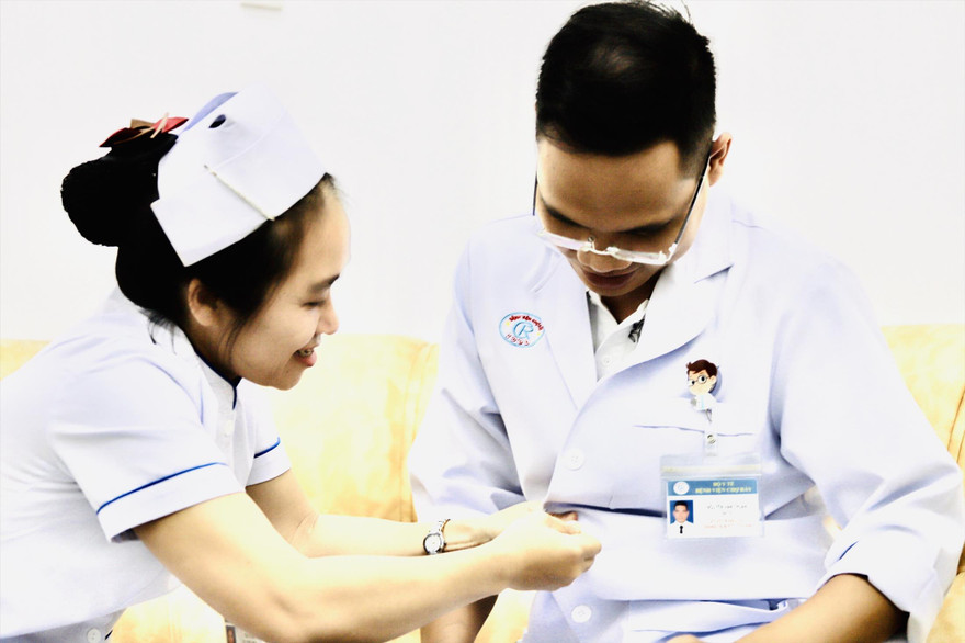 "Những “chiến binh blouse trắng” của bệnh viện Chợ Rẫy quyết đưa người nhiễm Covid-19 thoát khỏi “lưỡi hái tử thần”