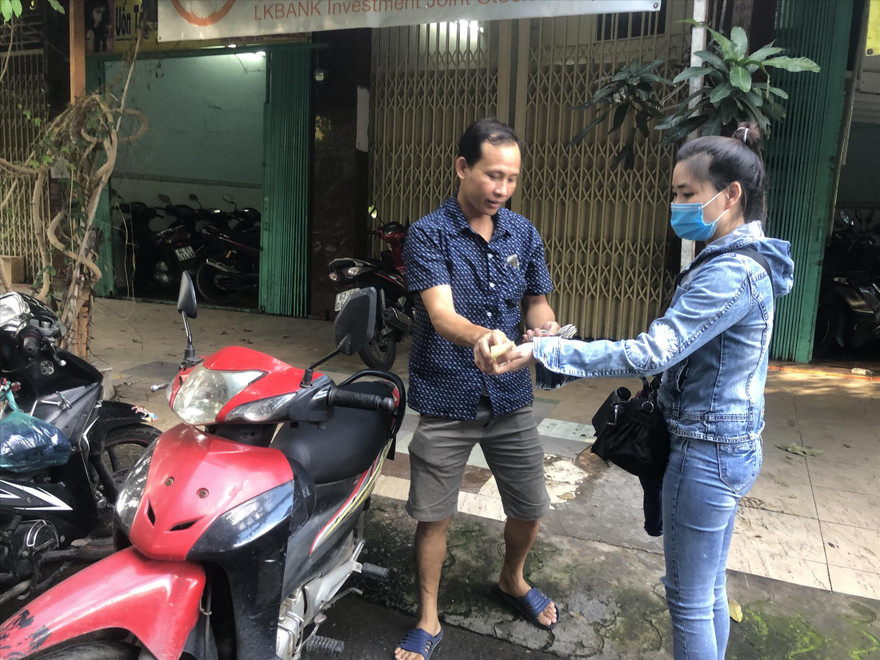 Anh Võ Trung Tiến (công nhân Công ty PouYuen ở TPHCM) nhận trông giữ xe để có thêm thu nhập 