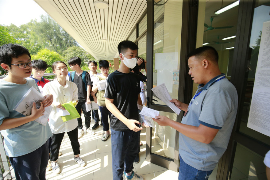 Sáng 16/7, thí sinh ở Hà Nội đến trường làm thủ tục dự thi, điều chỉnh sai sót (nếu có) ảnh:Như Ý