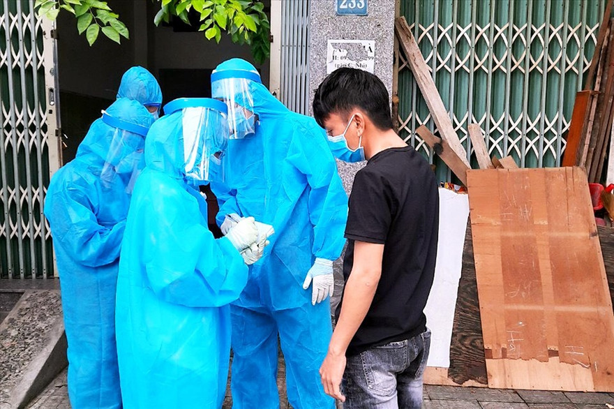 Biệt đội truy vết những người có nguy cơ lây nhiễm COVID – 19 tỏa đi khắp con đường, ngõ hẻm của Đà NẵngẢnh: Giang Thanh