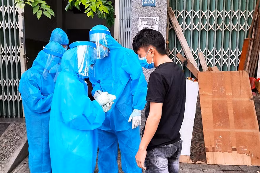 Biệt đội truy vết những người có nguy cơ lây nhiễm COVID – 19 tỏa đi khắp con đường, ngõ hẻm của Đà NẵngẢnh: Giang Thanh