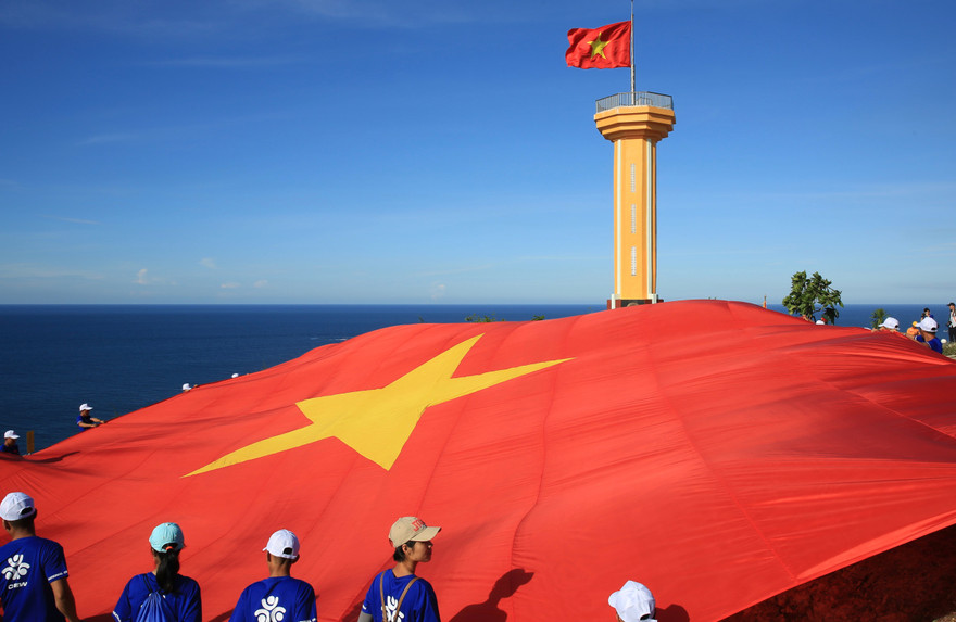 Màn kéo quốc kỳ đầy trang nghiêm. ảnh: HỒNG VĨNH