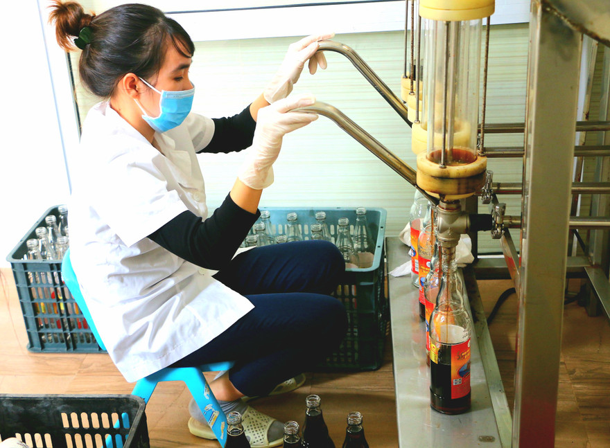 Sau khi chưng cất ít nhất 12 tháng, nước mắm sẽ được qua các công đoạn lọc thô, lọc tinh rồi mới đóng chai Ảnh: Ngọc Mai 