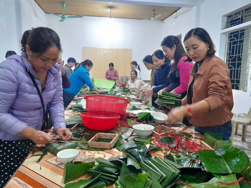 Gói bánh cứu trợ đồng bào miền TrungẢnh: Phan Giang 
