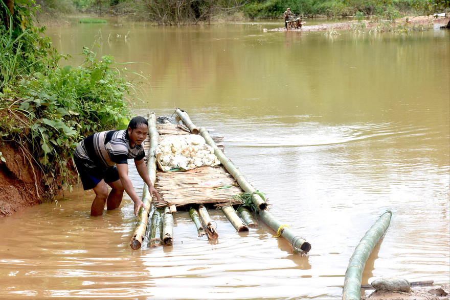 Con đường bị ngập, người dân xã Đắk Rơ Nga phải dùng bè để vận chuyển nông sản 
