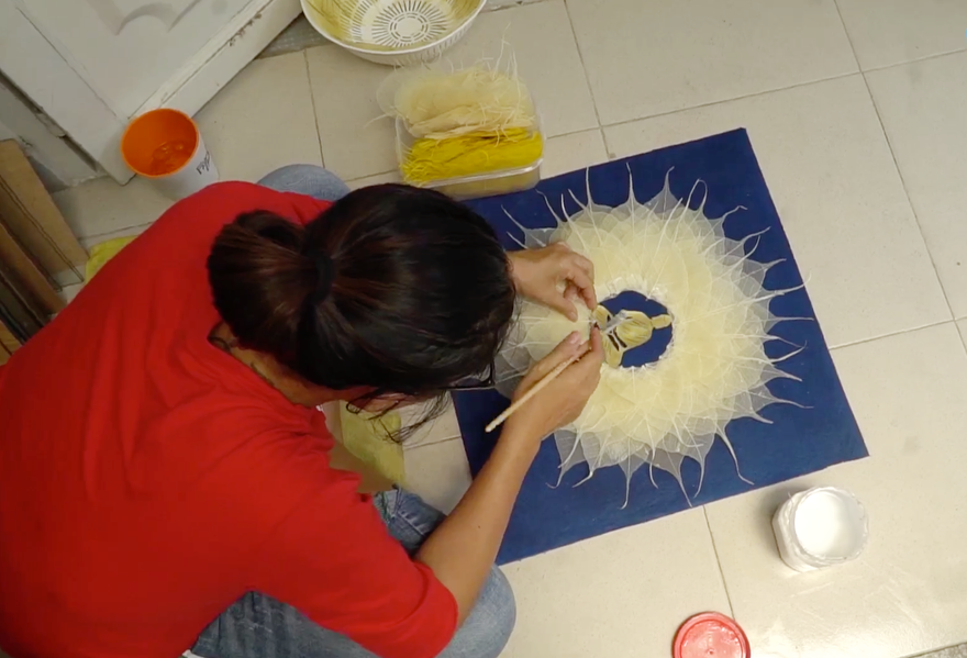 Các công đoạn làm tranh đều rất tỉ mỉ để giữ gìn từng gân lá