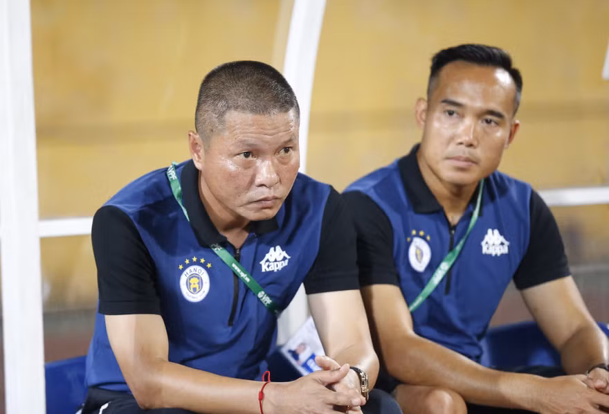 HLV Chu Đình Nghiêm (trái) bị cấm chỉ đạo trận đấu quan trọng của Hà Nội FC, để trợ lý Công Tuấn (phải) thế vaiẢnh: NHƯ Ý 