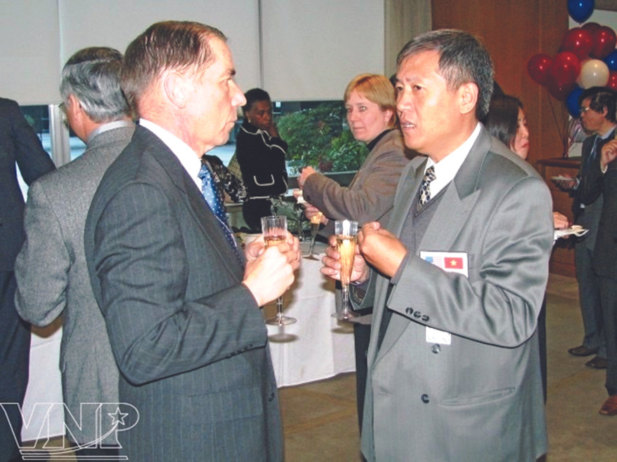 TSKH Nguyễn Quốc Bình (phải) trao đổi cùng các chuyên gia nước ngoài tại một hội nghị khoa học quốc tế 