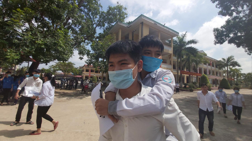 Đôi bạn Hiếu-Minh cõng nhau tới trường thi 