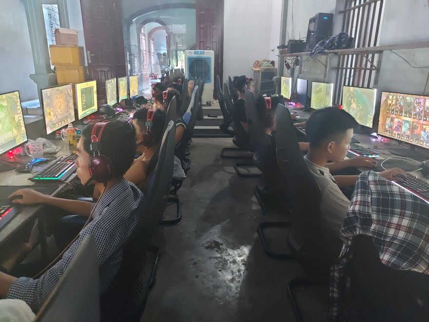 Phía trong quán internet gần trường THPT Quỳnh Lưu 4 Ảnh: C.H 