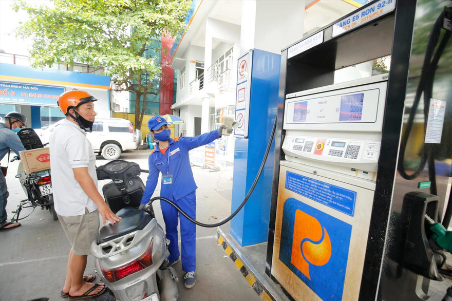 Việc hạn chế nhập khẩu xăng dầu sẽ giúp các doanh nghiệp trong nước bớt khó khăn Ảnh: Như Ý