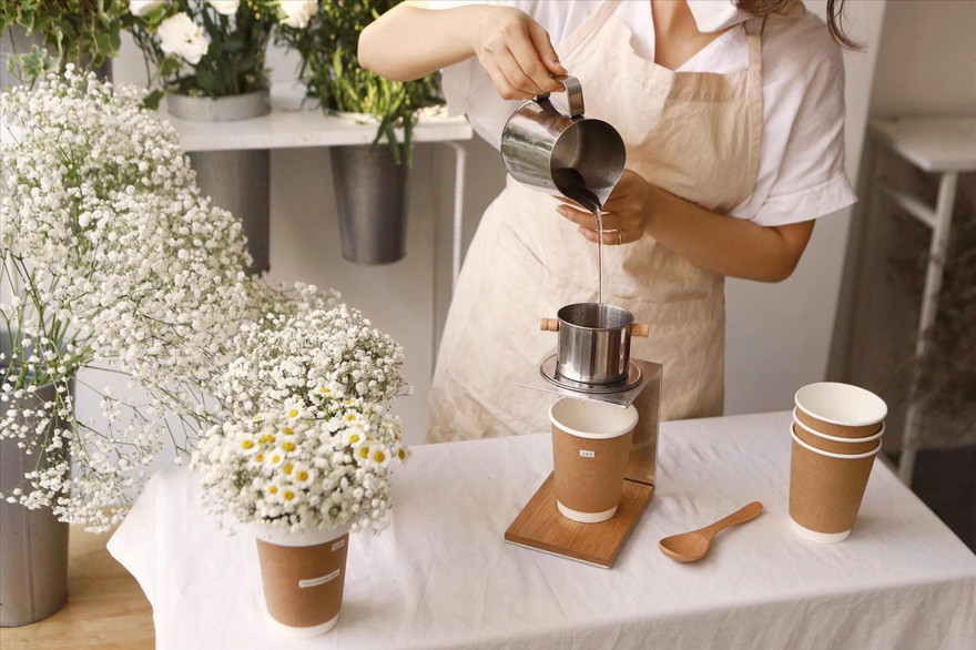 Hoa Coffee – một sản phẩm giúp Qualá vượt khó khăn trong mùa dịch bệnh (ảnh lớn). Hoa Coffee kèm lời chúc (ảnh nhỏ) Ảnh: U.P 