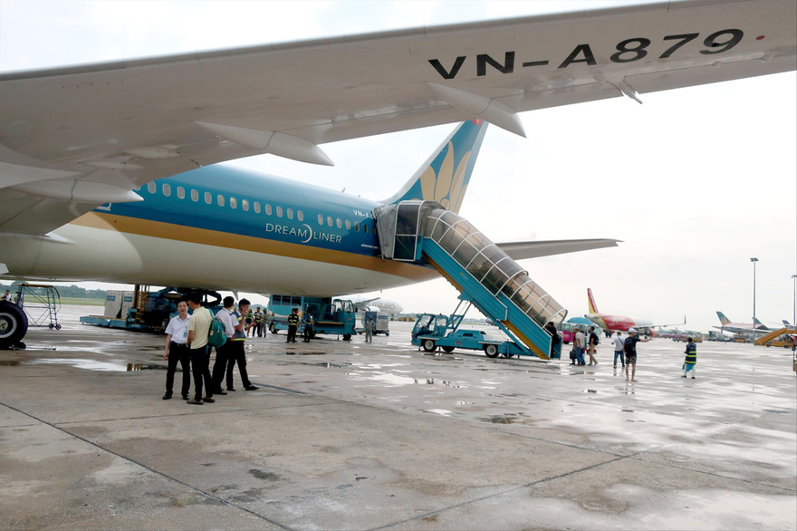 Chính phủ không những hỗ trợ VNA khoảng 12.000 tỷ đồng mà còn đang xem xét tiếp tục cắt giảm thuế bảo vệ môi trường đánh vào xăng dầu để hỗ trợ DN vượt qua ảnh hưởng dịch COVID-19