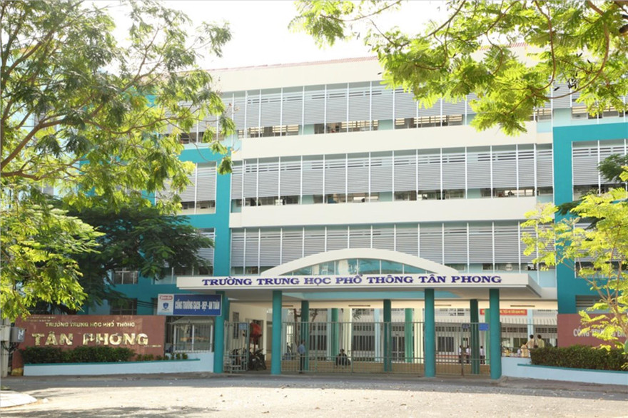 Trường THPT Tân Phong do Ban quản lý dự án Đầu tư xây dựng quận 7 (TPHCM) làm chủ đầu tư bị hư hỏng sau 2 năm đưa vào sử dụng