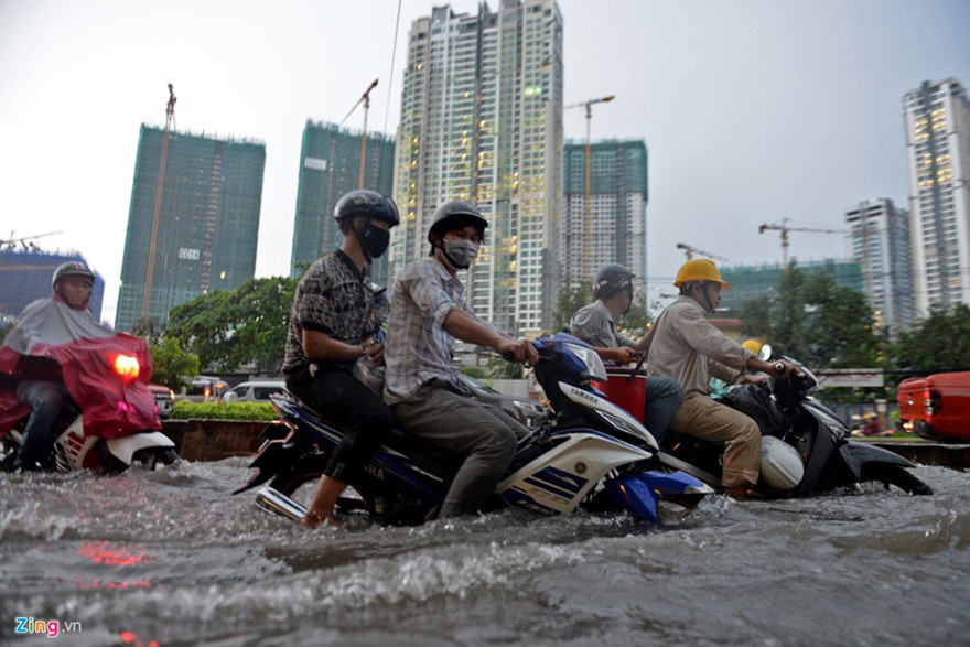 Triều cường gây ngập úng tại TPHCM