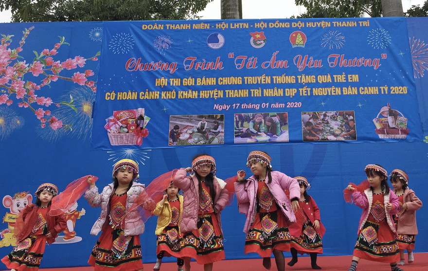 Các em thiếu nhi Thanh Trì háo hức trong ngày hội “Tết ấm yêu thương” do Thành Đoàn Hà Nội tổ chức