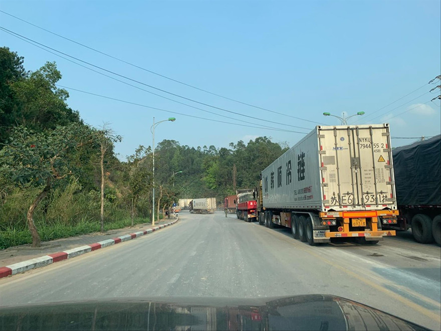 Hiện nay còn tồn khoảng 1.000 xe container hàng nông sản ở cửa khẩu Tân Thanh ảnh: Duy Chiến