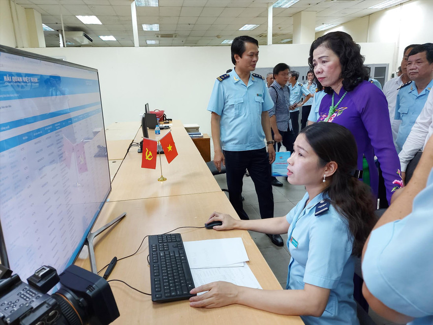 Thứ trưởng Bộ Tài chính Vũ Thị Mai (đứng) tham quan hệ thống quản lý, giám sát hải quan tự động tại Cảng Hàng không quốc tế Nội Bài ngày 29/9 Ảnh: Tuấn Nguyễn 