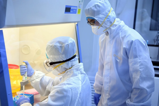 Thêm trường hợp mắc virus corona khỏi bệnh nhờ thuốc 'cocktail'