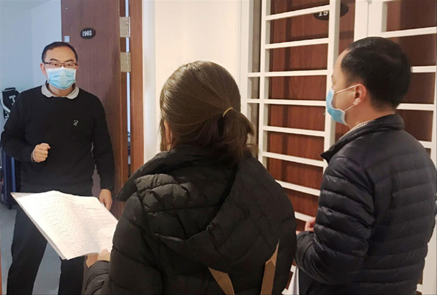 Cán bộ y tế vận động người dân cách ly tại nhà ảnh: T. Hoàng 