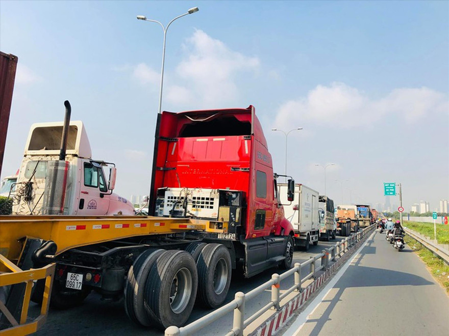 Ảnh: Kẹt xe trên đường Vành đai 2 