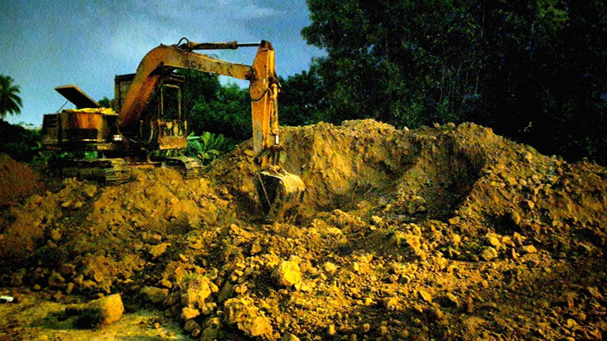 Xe múc vẫn nằm trên bãi tập kết đất trái phép trong ngày 7/9