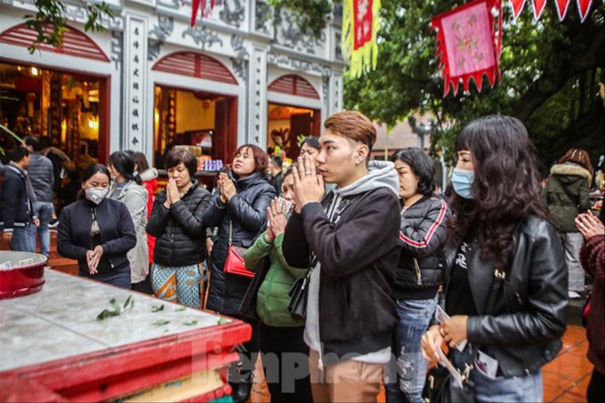 Nhiều người dân lễ phủ Tây Hồ (Hà Nội) không đeo khẩu trang 