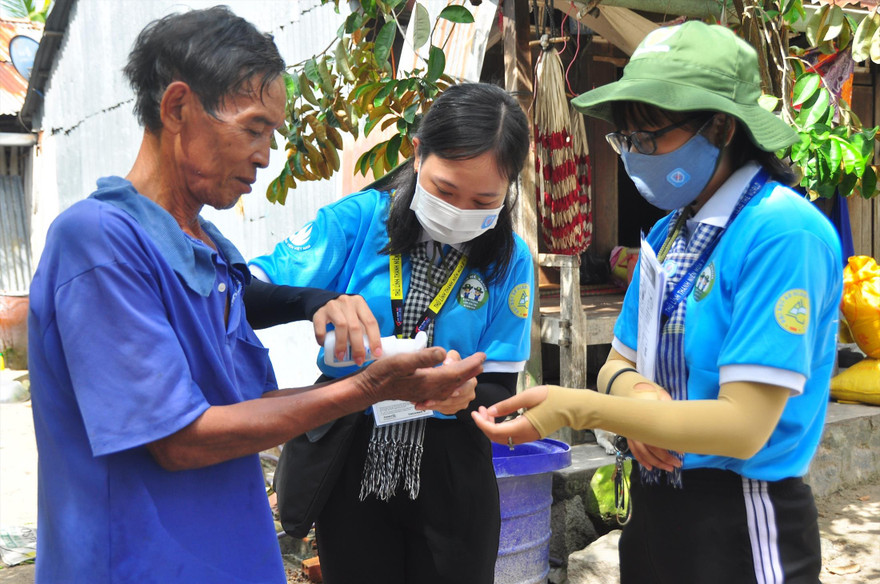 Các chiến sỹ tình nguyện trường ĐH An Giang hỗ trợ phòng dịch COVID -19 cho đồng bào Khmer Ảnh: HÒA HỘI 