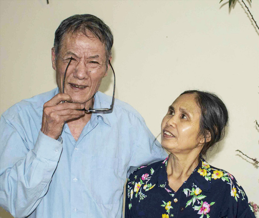 Người vợ ông Phổ luôn kèm cặp chăm sóc chồng, vì ông thường ngất xỉu khi vết thương cũ tái phát ảnh: Lê Văn Chương 