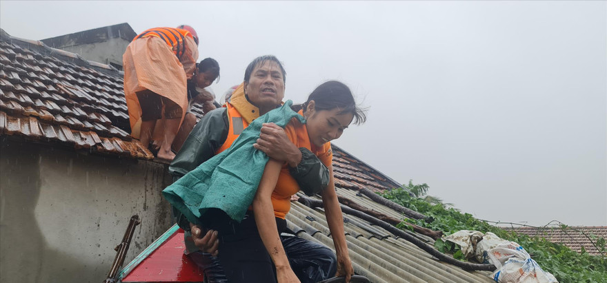 Chị Huyền và gia đình được nhóm thuyền ông Chương giải cứu