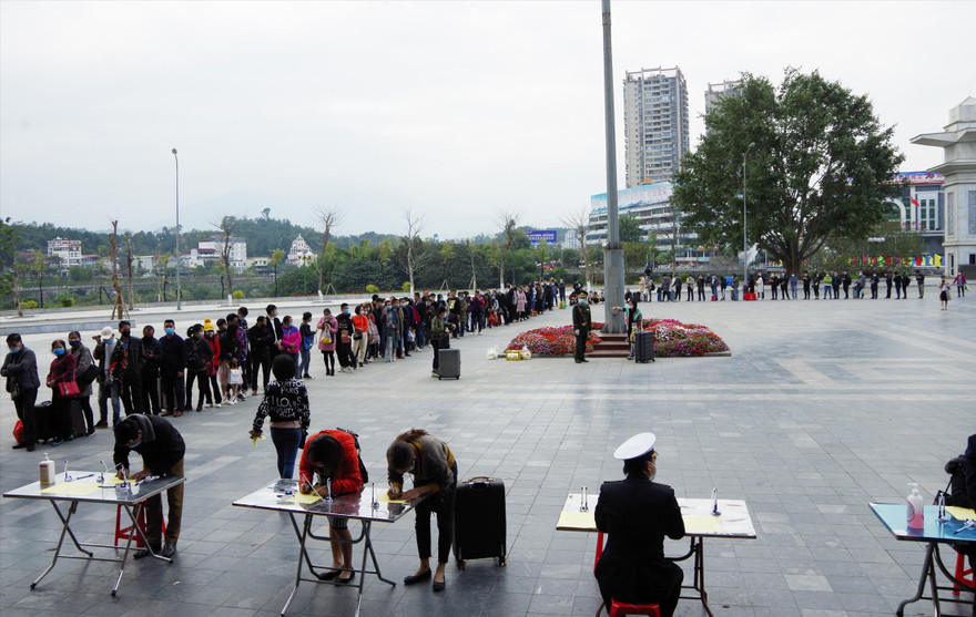 Hành khách xếp hành chờ đến lượt kê khai tờ khai y tế khi nhập cảnh vào Việt Nam qua cửa khẩu Ảnh: Bình Minh