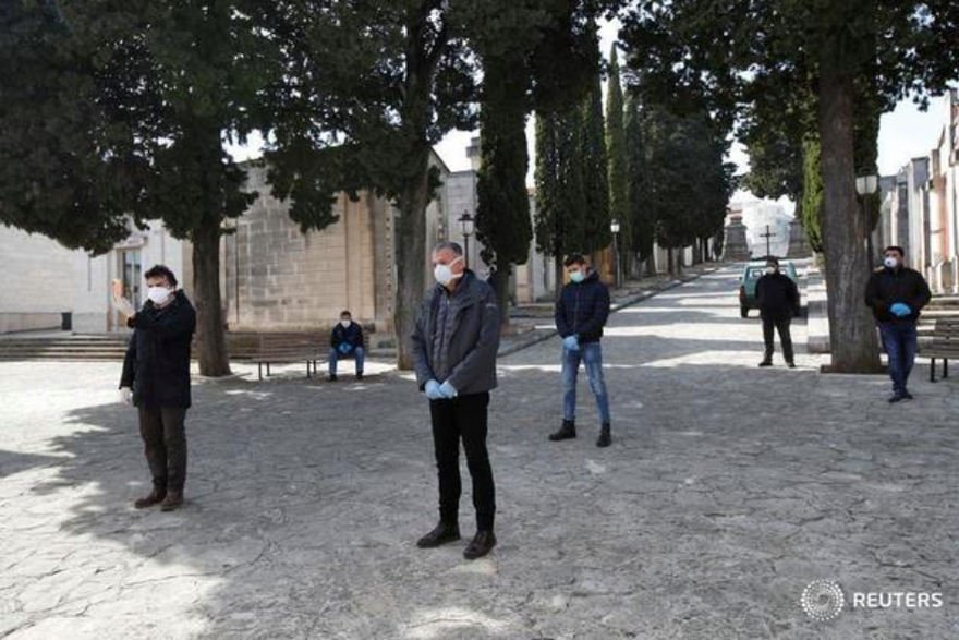 Gia đình một người thiệt mạng vì COVID-19 ở Ý giữ khoảng cách khi dự lễ tangảnh: Reuters