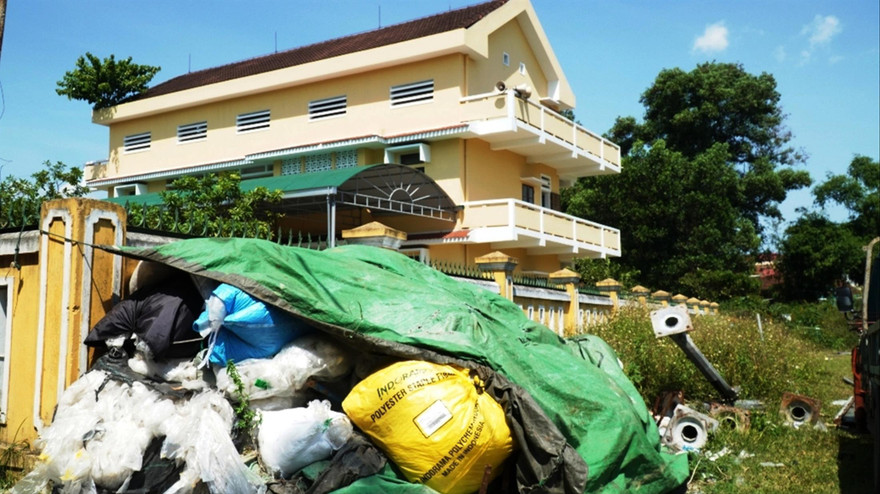 “Rác” phế liệu tập kết cạnh Trạm Y tế Thủy Châu