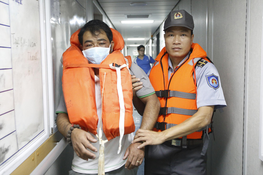 Một trong ba ngư dân đầu tiên được tìm thấy và được tàu KN 490 tiếp nhận, chăm sóc