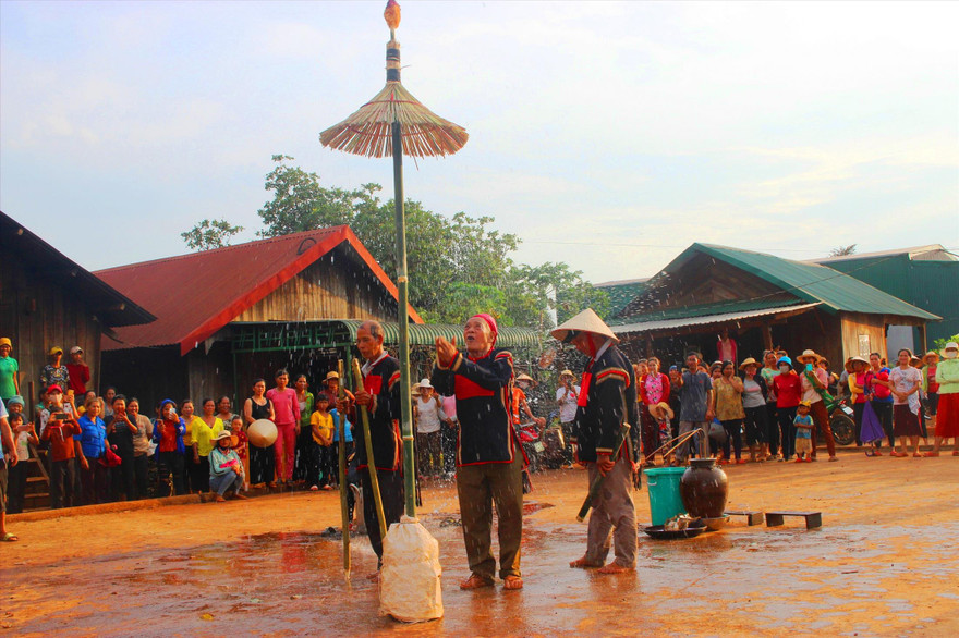 Thầy cúng làm lễ cầu mưa 