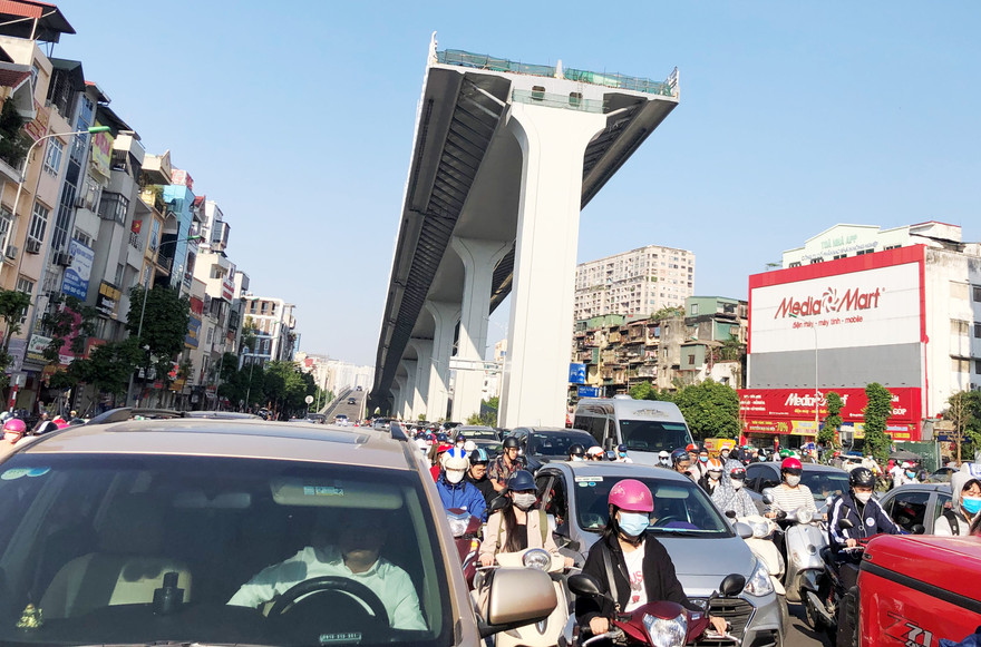 Ùn tắc như nêm tại nút giao Ngã Tư Sở - Ngã Tư Vọng (điểm lên xuống đường Vành đai 2 trên cao) sáng 9/11Ảnh: A.Trọng 
