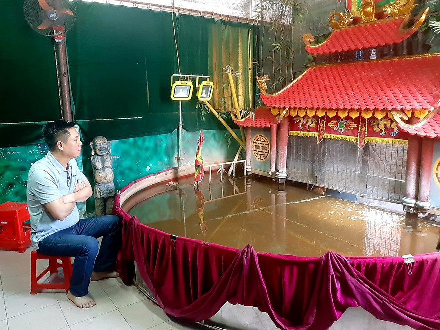 Nghệ sỹ Phan Thanh Liêm bên sân khấu rối nước thu nhỏ mùa “Cô Vy”