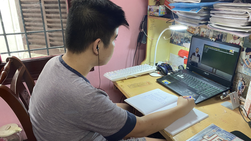 Học sinh học trực tuyến qua mạng thời Covid-19 ảnh: Hồng vĩnh